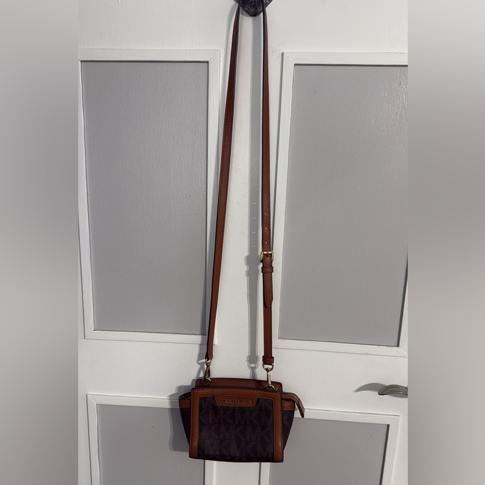 Small Michael Kors Crossbody Shoulder Bag - Picture 2 of 2